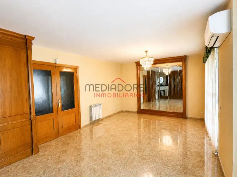 Flat for sale in Calle José Zorrilla, 10, Ensanche Living room of Flat for sale in Alcalá de Henares with Air Conditioner, Heating and Private garden