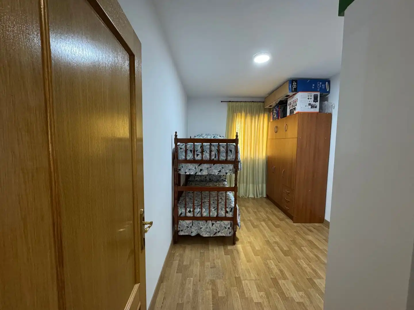 Pis en venda a Láchar Dormitori de Pis en venda en Láchar amb Aire condicionat, Piscina i Aparcament comunitari