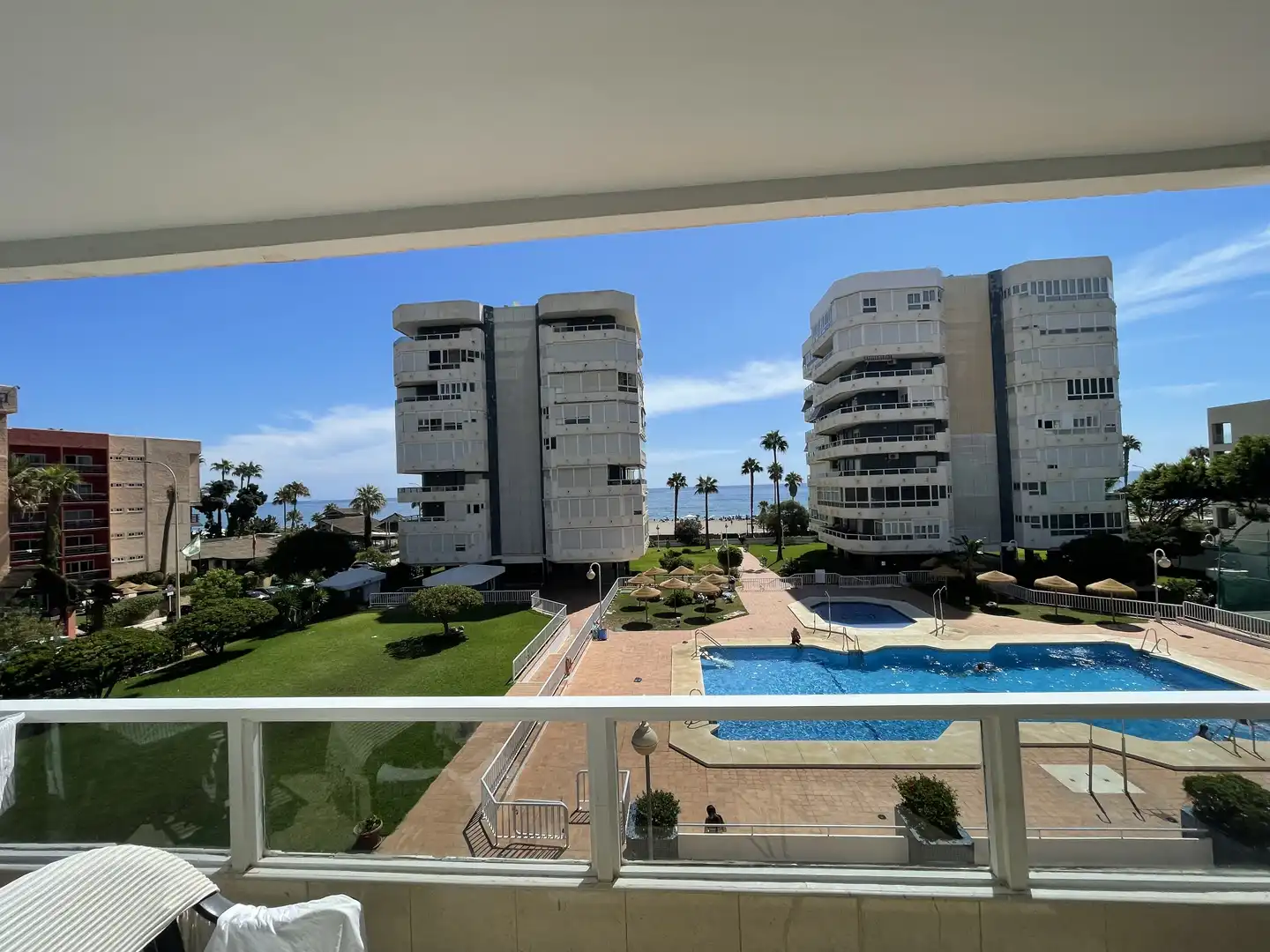 Wohnung zur Miete in Calle del Trópico, 3, La Carihuela - Los Nidos Außenansicht von Wohnung zur Miete in Torremolinos mit Klimaanlage, Heizung und Privatgarten