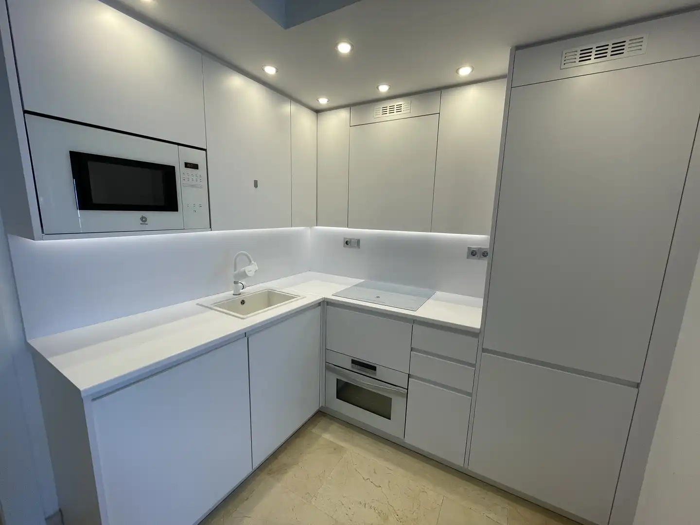 Wohnung zur Miete in Calle del Trópico, 3, La Carihuela - Los Nidos Küche von Wohnung zur Miete in Torremolinos mit Klimaanlage, Heizung und Privatgarten