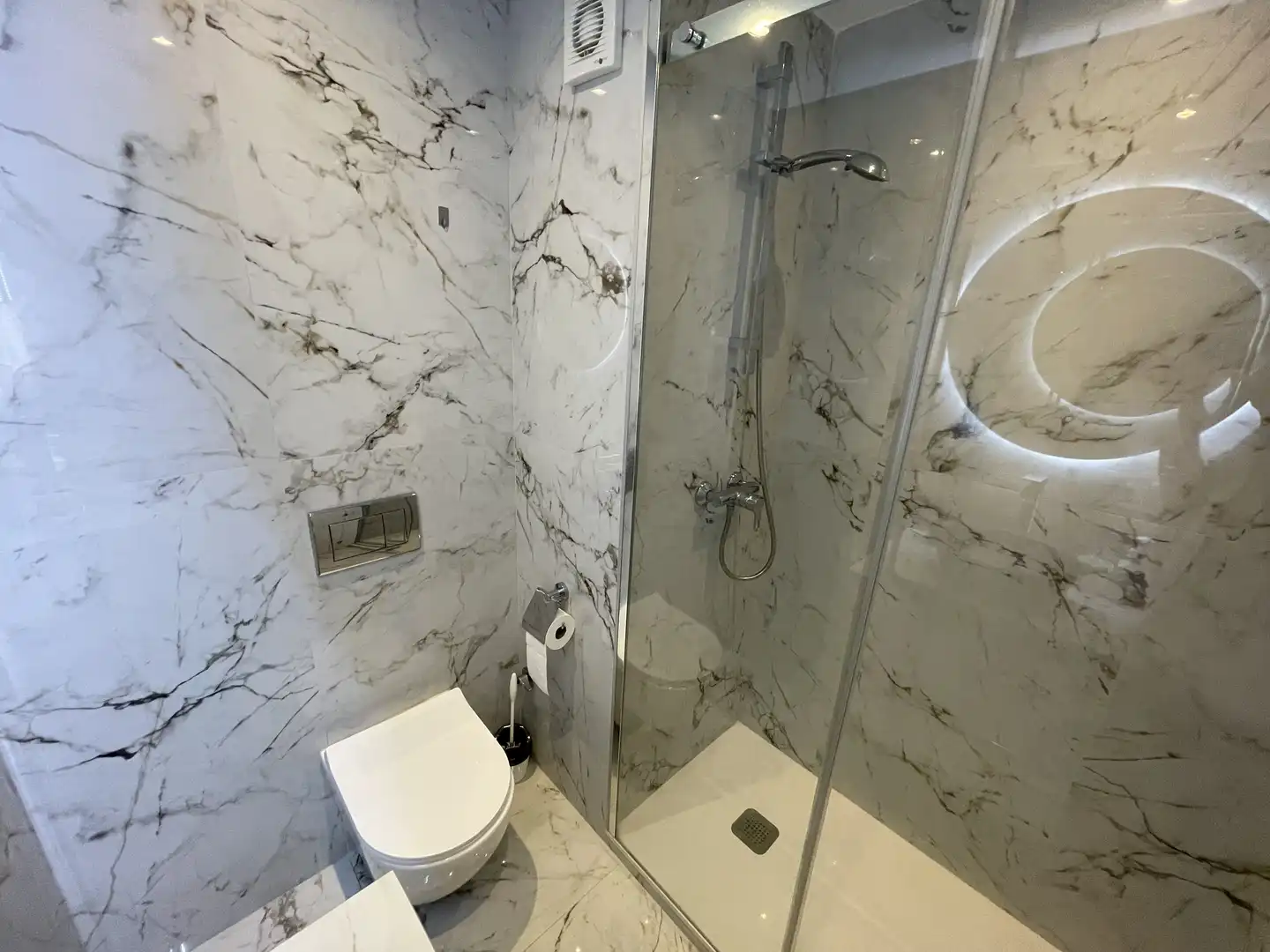 Wohnung zur Miete in Calle del Trópico, 3, La Carihuela - Los Nidos Badezimmer von Wohnung zur Miete in Torremolinos mit Klimaanlage, Heizung und Privatgarten