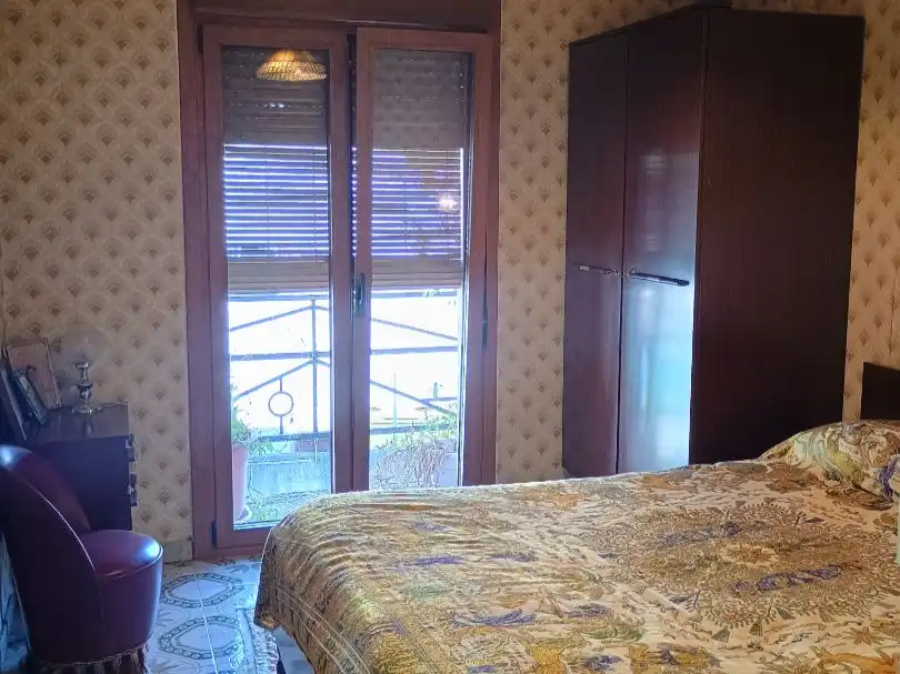 Casa adosada en venda a Rúa Caleras, 9, O Barco de Valdeorras Dormitori de Casa adosada en venda en O Barco de Valdeorras amb Terrassa, Traster i Balcó