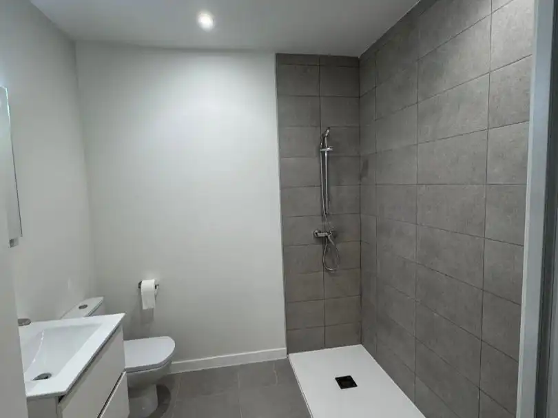 Flat for rent in Calle Honda, 10, Centro Bathroom of Flat for rent in Fuenlabrada with Storage room and Video intercom