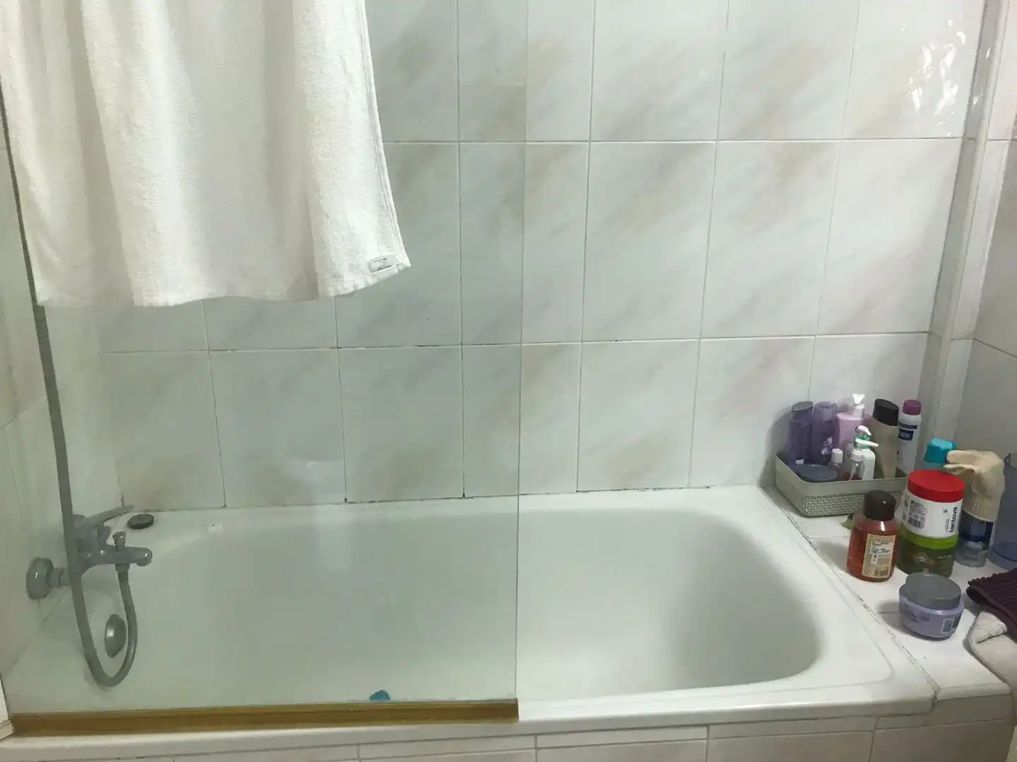 Pis de lloguer a Barriada la Palmilla, 1, El Torrejón - El Cerezo Bany de Pis de lloguer en Sevilla amb Aire condicionat, Calefacció i Moblat