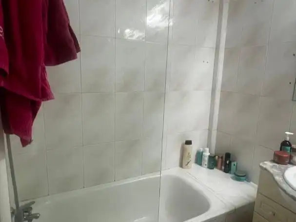 Pis de lloguer a Barriada la Palmilla, 1, El Torrejón - El Cerezo Bany de Pis de lloguer en Sevilla amb Aire condicionat, Calefacció i Moblat
