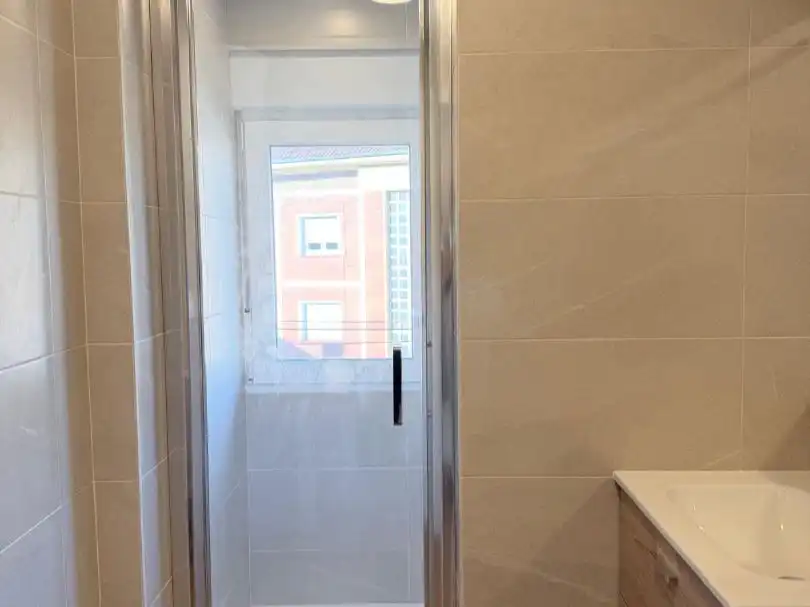 Flat for sale in Calle de la Amistad, Versalles Bathroom of Flat for sale in Avilés with Heating