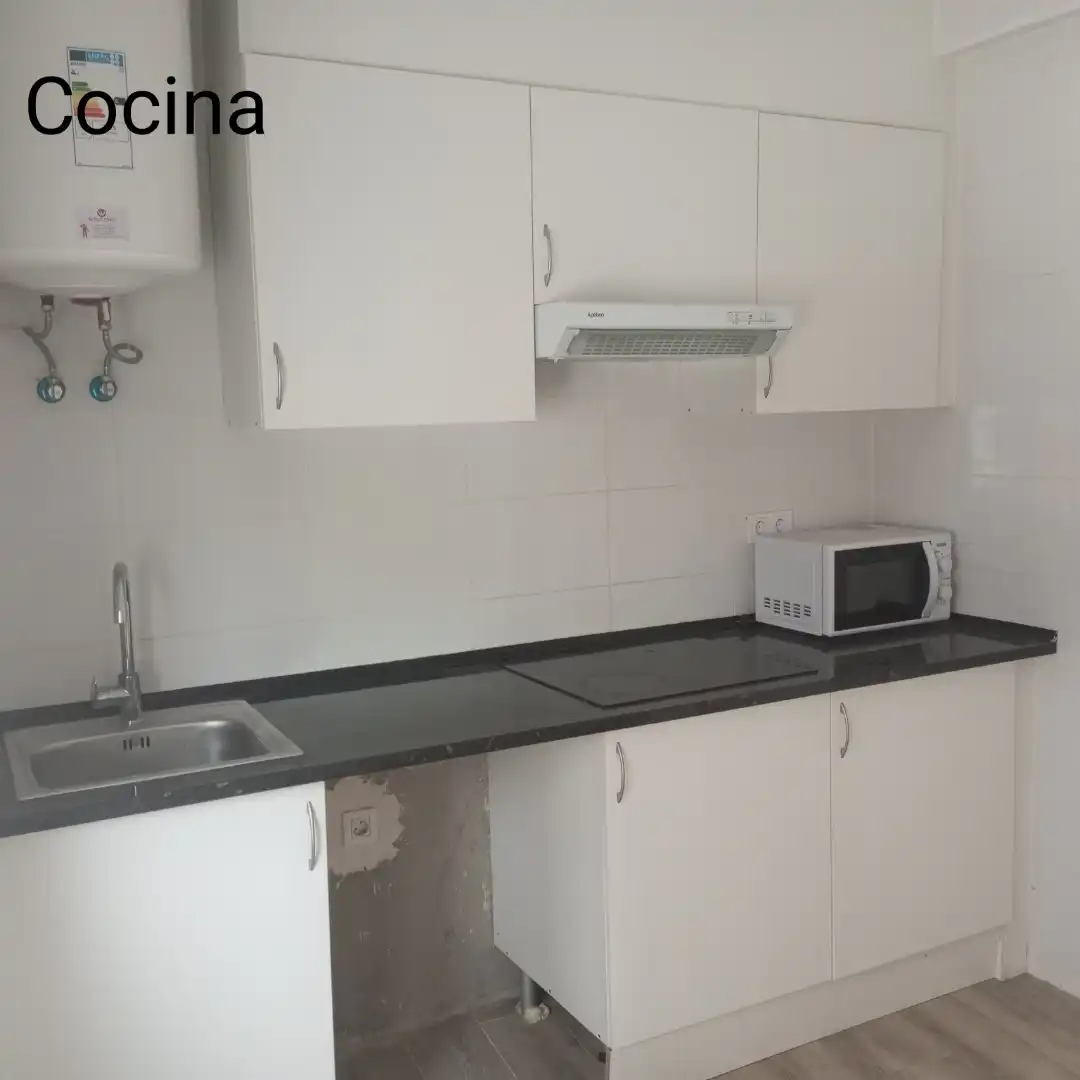 Piso de alquiler en Avenida la Vega, San Martín del Rey Aurelio Cocina de Piso de alquiler en San Martín del Rey Aurelio