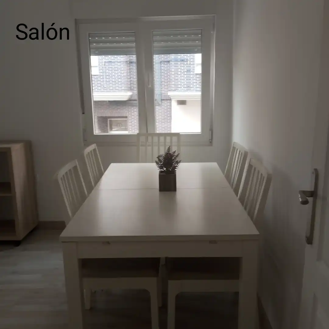 Piso de alquiler en Avenida la Vega, San Martín del Rey Aurelio Comedor de Piso de alquiler en San Martín del Rey Aurelio