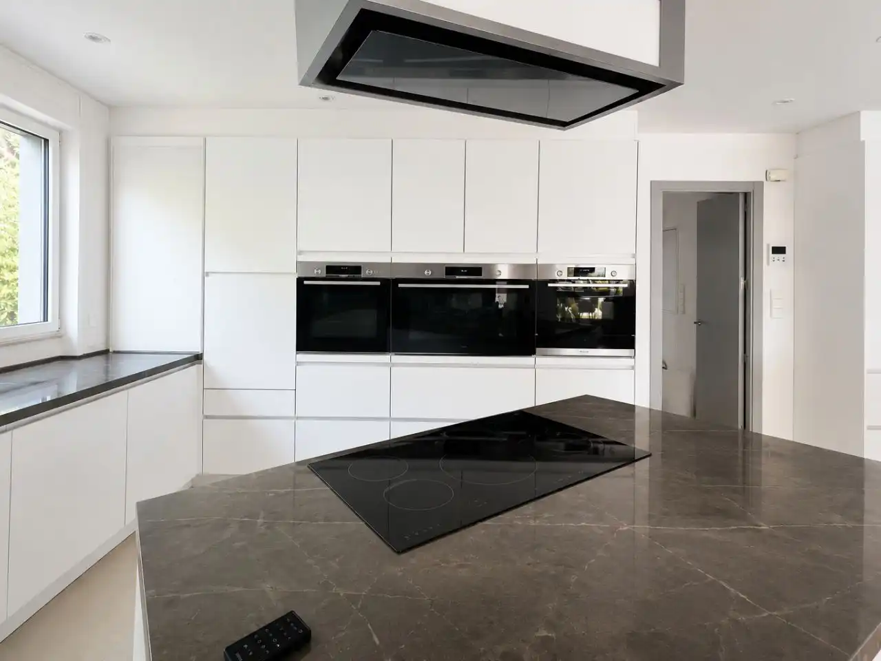 Wohnung zum Verkauf in Calle Santiago de Compostela, 1, Sotogrande Costa Küche von Wohnung zum Verkauf in Sotogrande mit Klimaanlage, Heizung und Privatgarten
