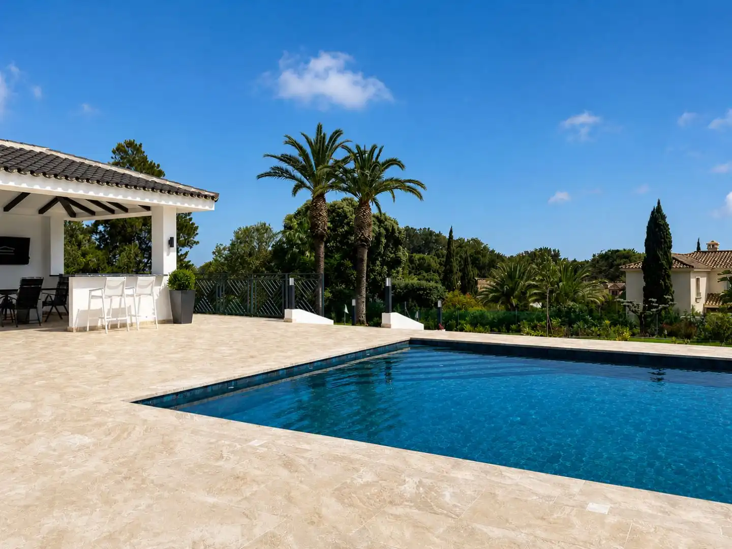 Wohnung zum Verkauf in Calle Santiago de Compostela, 1, Sotogrande Costa Schwimmbecken von Wohnung zum Verkauf in Sotogrande mit Klimaanlage, Heizung und Privatgarten