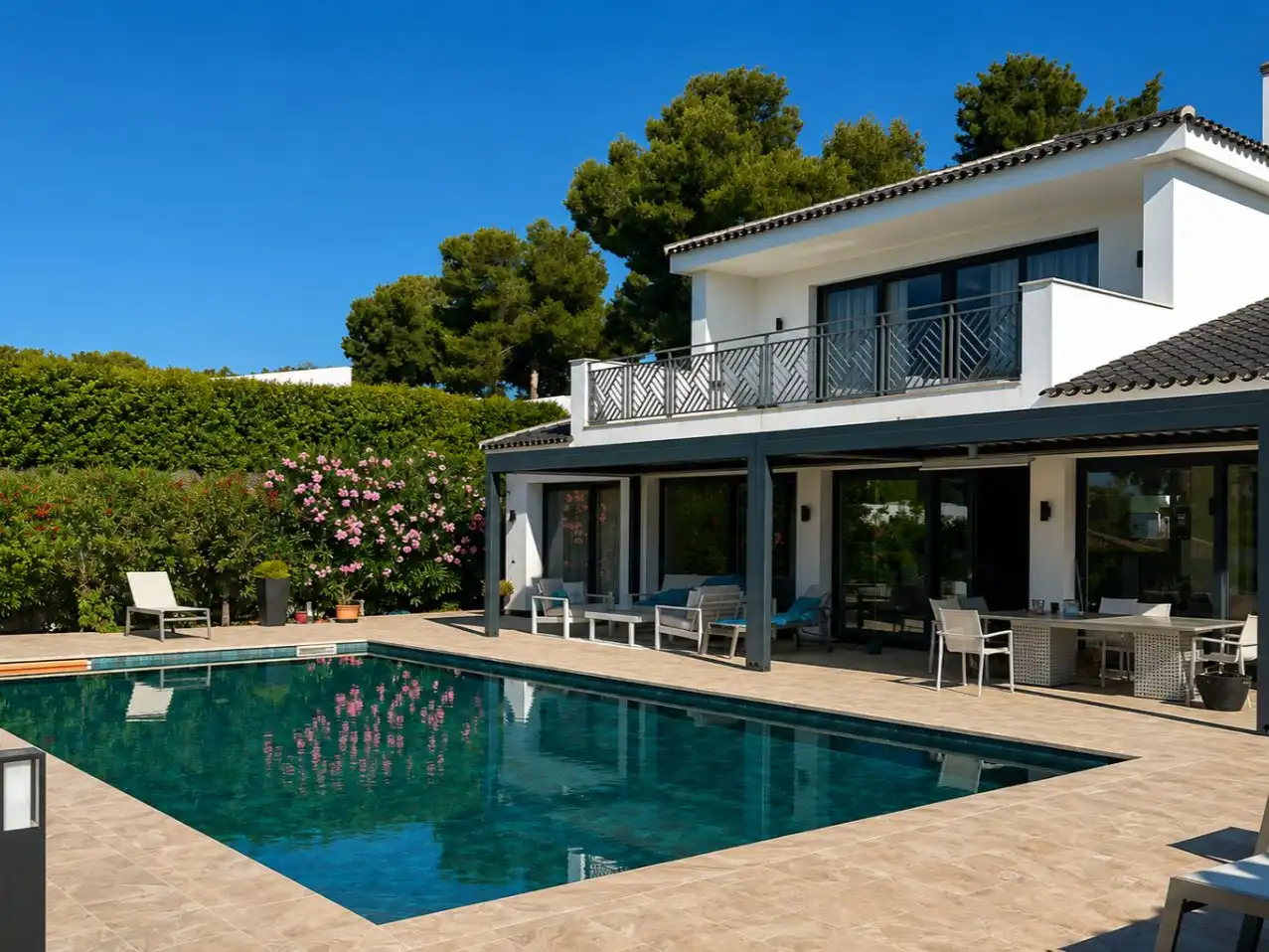 Wohnung zum Verkauf in Calle Santiago de Compostela, 1, Sotogrande Costa Schwimmbecken von Wohnung zum Verkauf in Sotogrande mit Klimaanlage, Heizung und Privatgarten