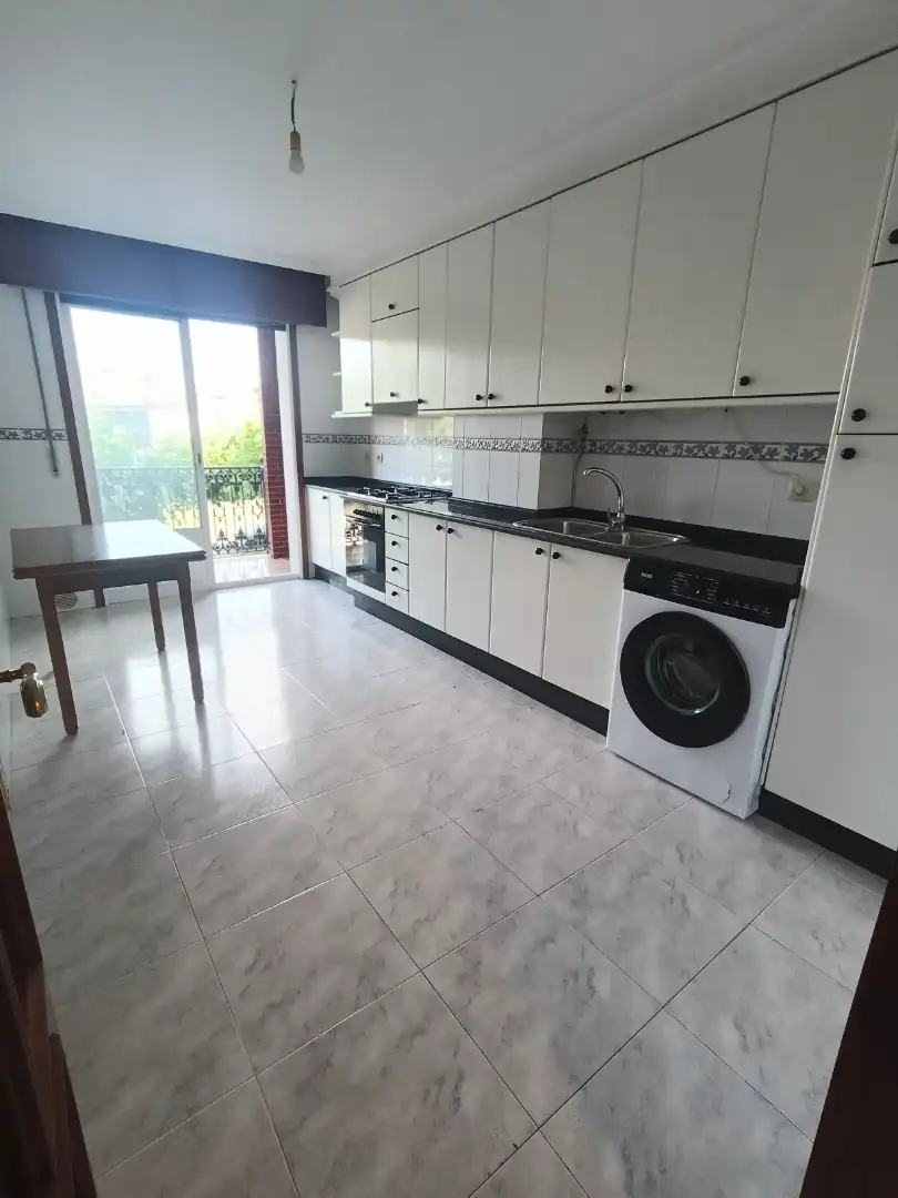 Wohnung zur Miete in Rúa Eduardo Álvarez Carballido, 2, Melide Küche von Wohnung zur Miete in Melide mit Parkett, Möbliert und Balkon