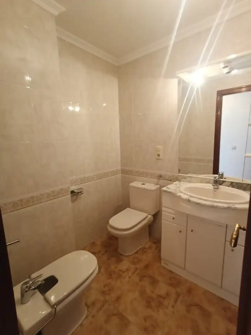 Wohnung zur Miete in Rúa Eduardo Álvarez Carballido, 2, Melide Badezimmer von Wohnung zur Miete in Melide mit Parkett, Möbliert und Balkon