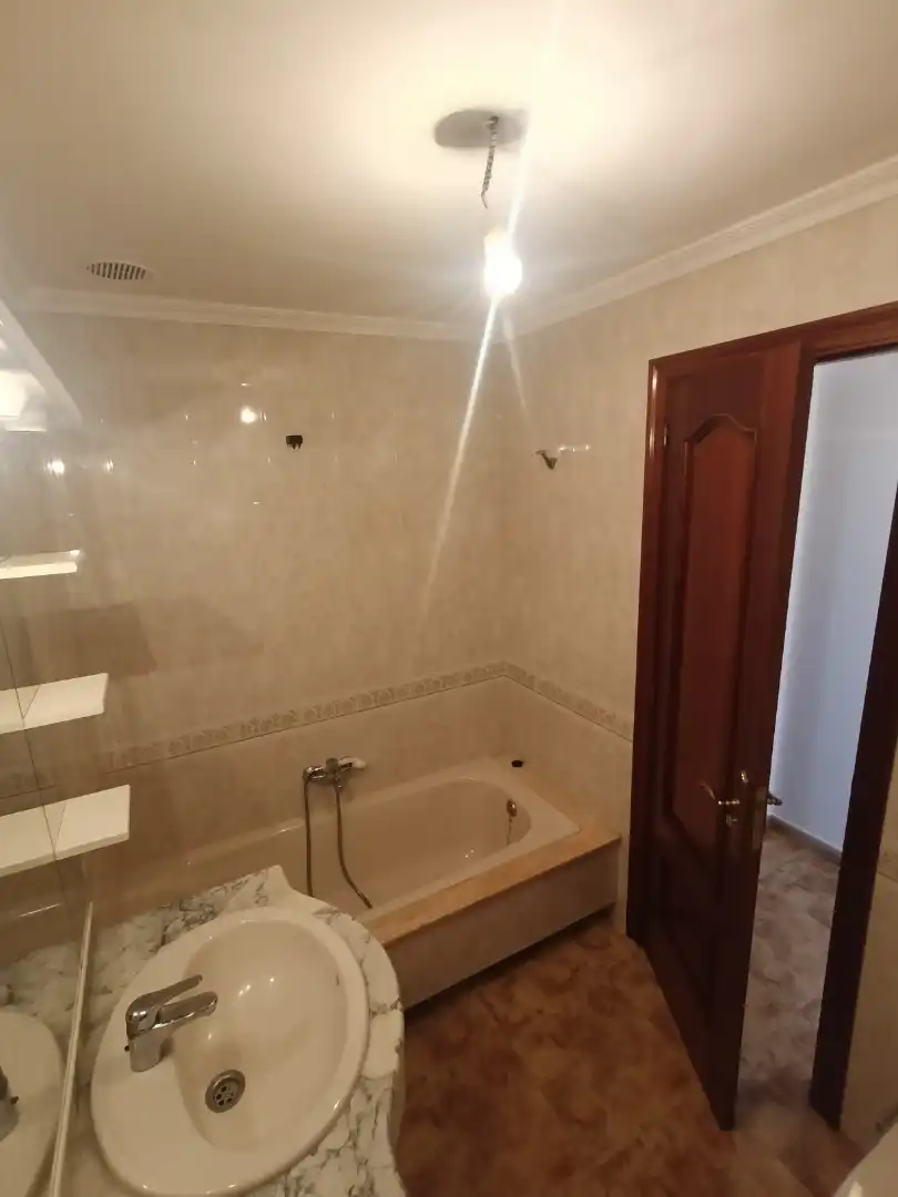 Wohnung zur Miete in Rúa Eduardo Álvarez Carballido, 2, Melide Badezimmer von Wohnung zur Miete in Melide mit Parkett, Möbliert und Balkon