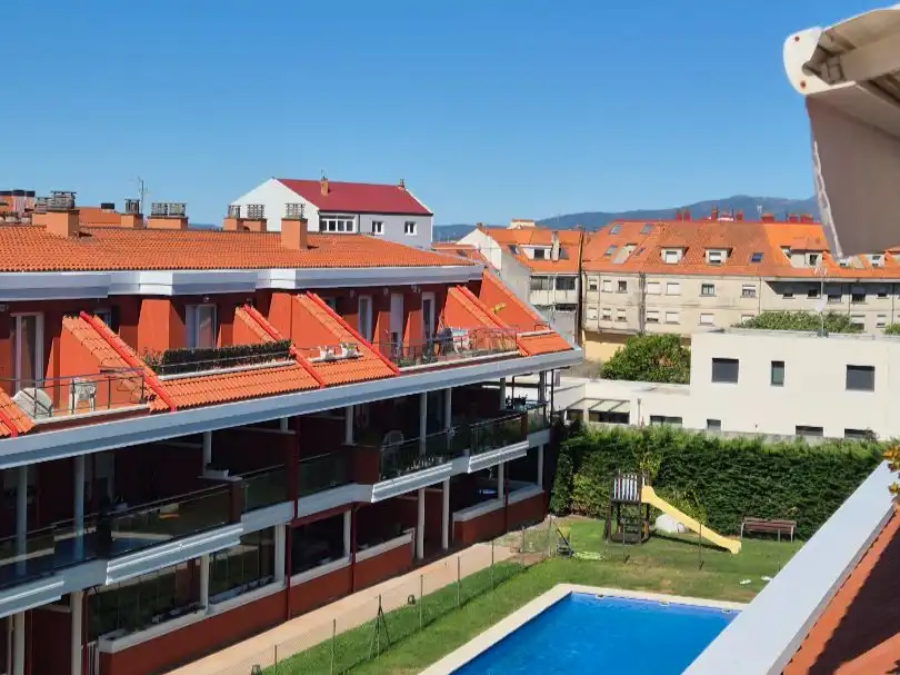 Ático en venta en Travesía Da Xalda, 20, O Carril Vista exterior de Ático en venta en Vilagarcía de Arousa con Terraza, Piscina y Balcón