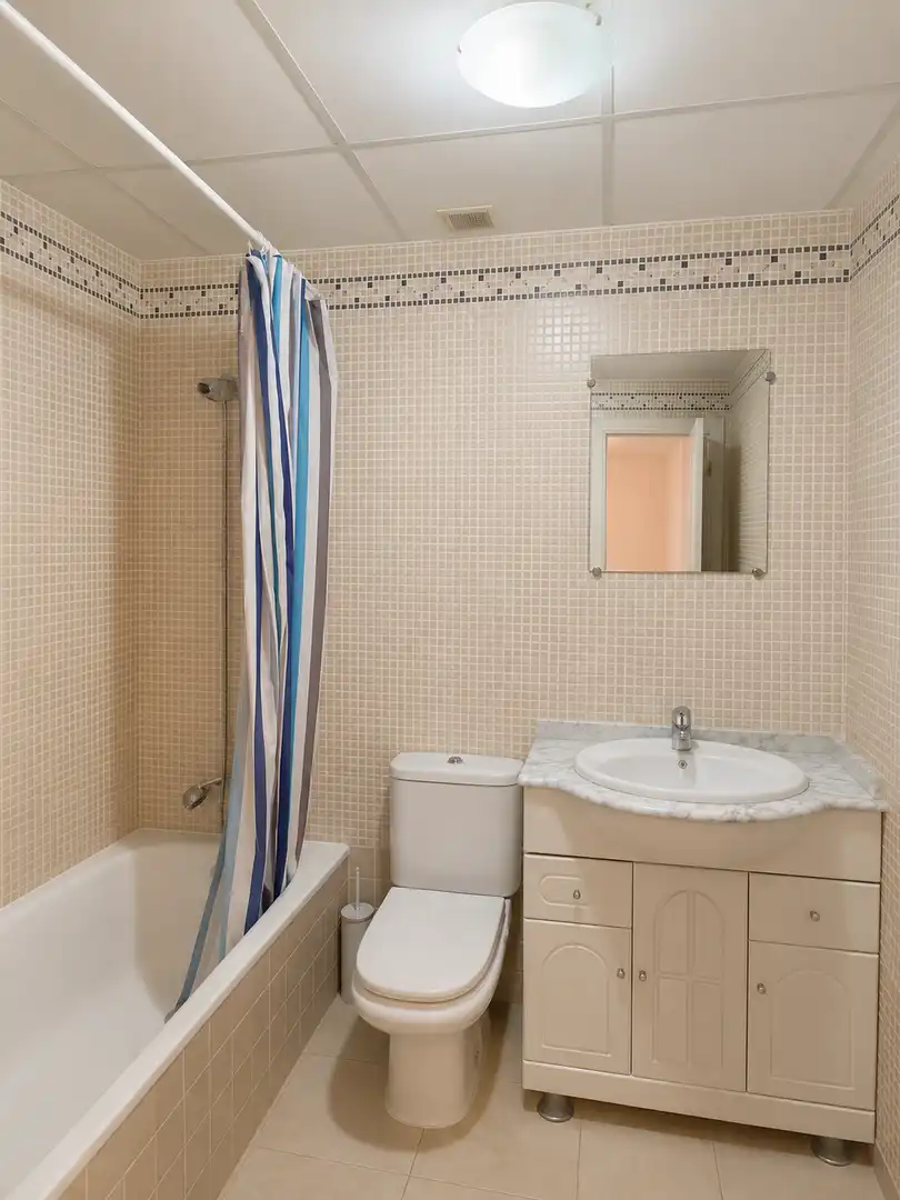 Wohnung zur Miete in Avenida de Irlanda, 15, Buenavista - Valparaíso - La Legua Badezimmer von Wohnung zur Miete in Toledo Capital mit Klimaanlage, Terrasse und Schwimmbad