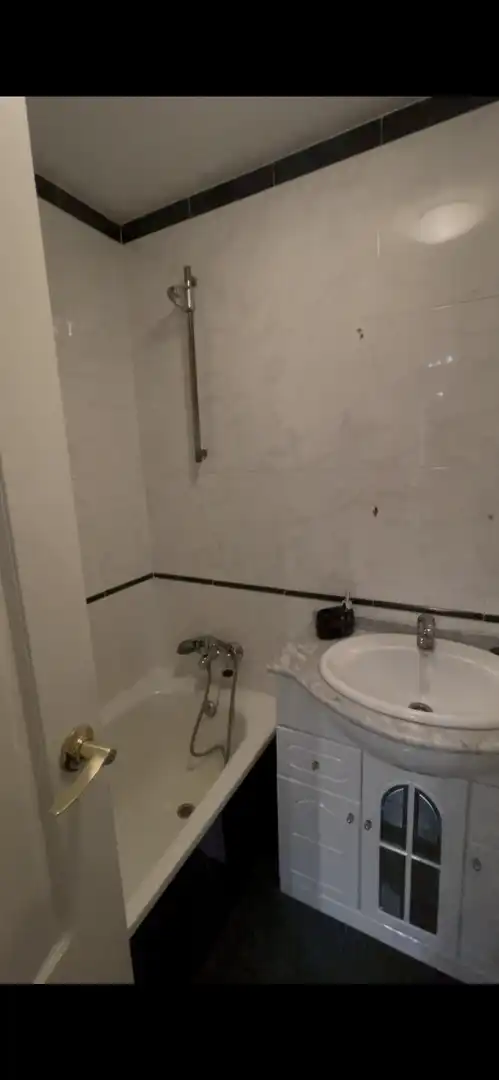 Wohnung zur Miete in Avenida de Irlanda, 15, Buenavista - Valparaíso - La Legua Badezimmer von Wohnung zur Miete in Toledo Capital mit Klimaanlage, Terrasse und Schwimmbad