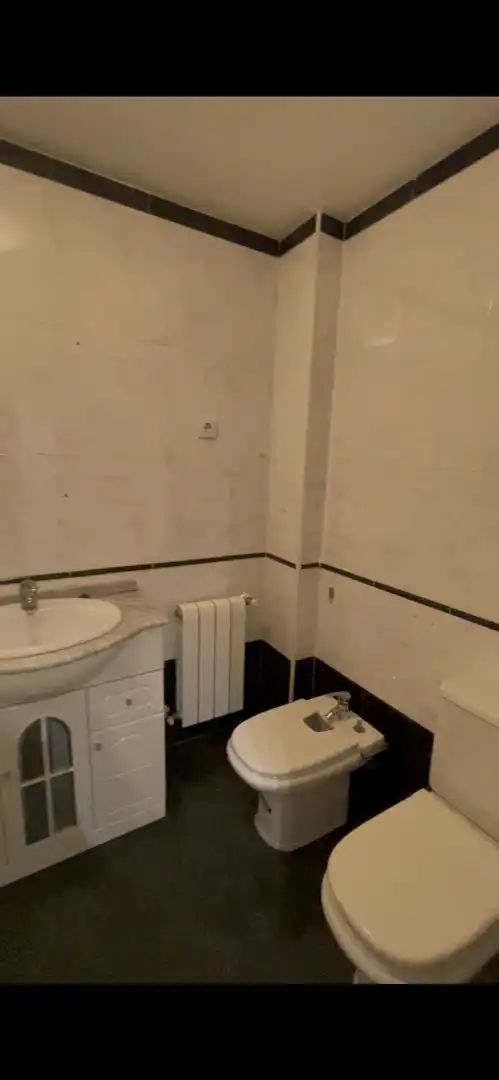 Wohnung zur Miete in Avenida de Irlanda, 15, Buenavista - Valparaíso - La Legua Badezimmer von Wohnung zur Miete in Toledo Capital mit Klimaanlage, Terrasse und Schwimmbad