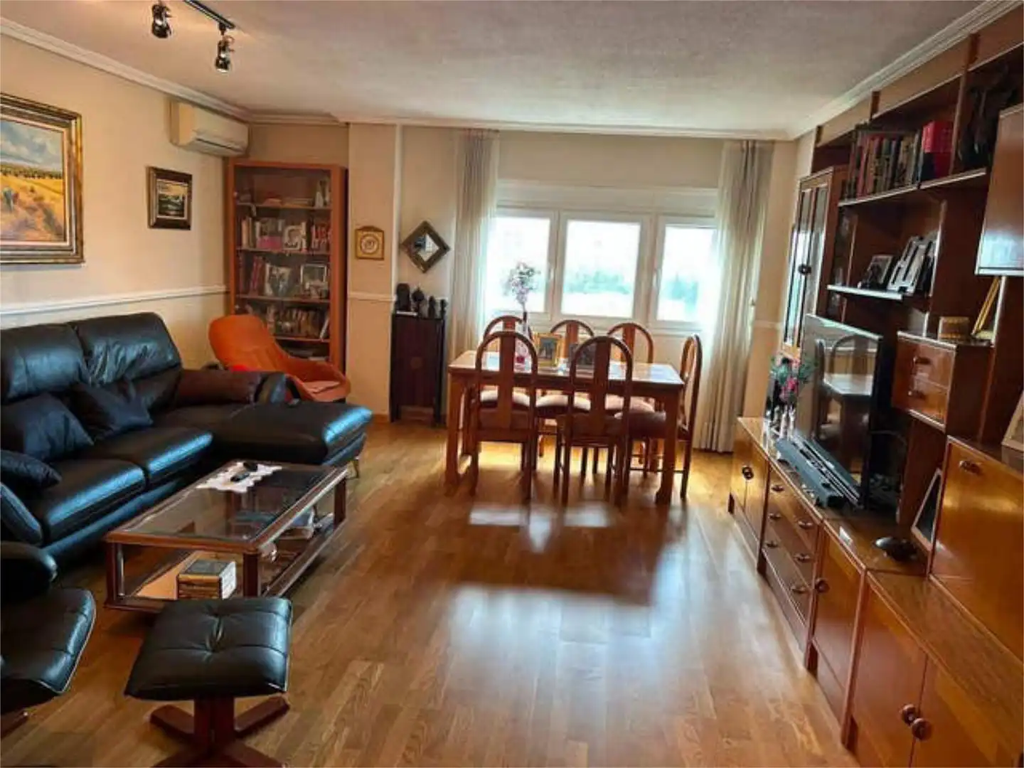 Piso en venta en La Almozara Comedor de Piso en venta en Zaragoza con Calefacción y Amueblado
