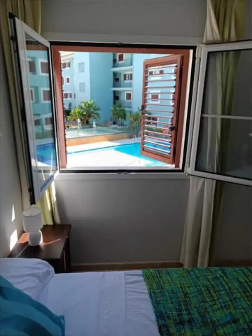 Wohnung zum Verkauf in Puerto de Sotogrande - La Marina Schwimmbecken von Wohnung zum Verkauf in Sotogrande mit Heizung, Privatgarten und Terrasse