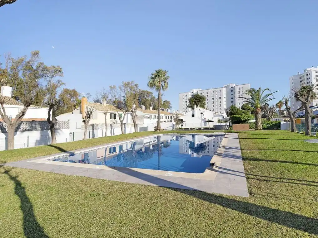 Schwimmbecken von Einfamilien-Reihenhaus zur Miete in El Puerto de Santa María mit Klimaanlage, Heizung und Privatgarten