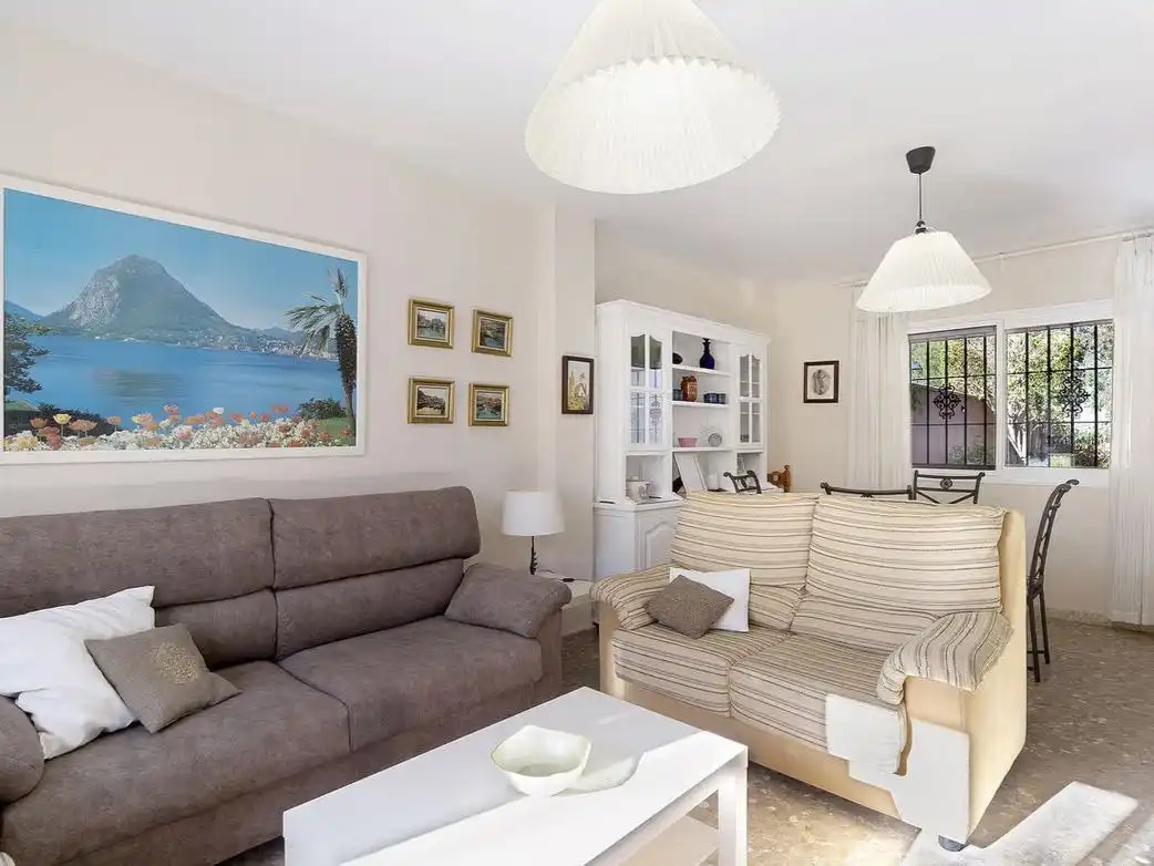 Wohnzimmer von Einfamilien-Reihenhaus zur Miete in El Puerto de Santa María mit Klimaanlage, Heizung und Privatgarten