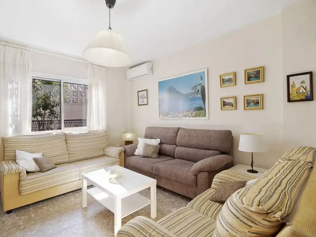 Wohnzimmer von Einfamilien-Reihenhaus zur Miete in El Puerto de Santa María mit Klimaanlage, Heizung und Privatgarten