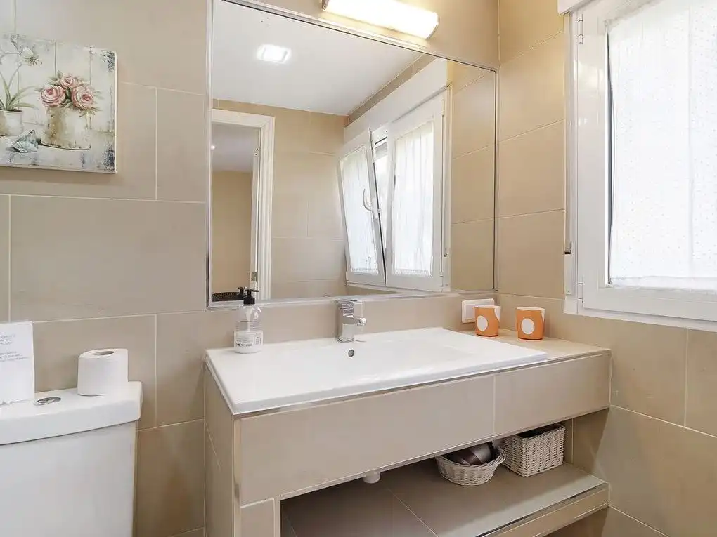 Badezimmer von Einfamilien-Reihenhaus zur Miete in El Puerto de Santa María mit Klimaanlage, Heizung und Privatgarten
