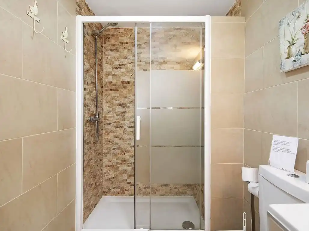 Badezimmer von Einfamilien-Reihenhaus zur Miete in El Puerto de Santa María mit Klimaanlage, Heizung und Privatgarten