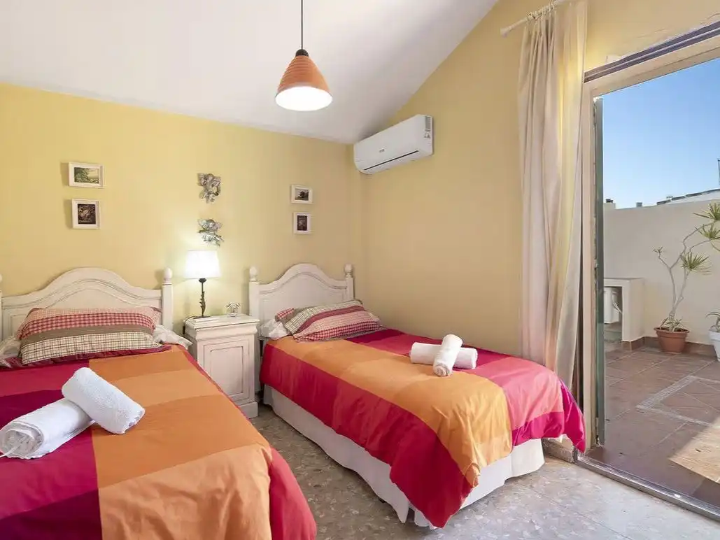 Schlafzimmer von Einfamilien-Reihenhaus zur Miete in El Puerto de Santa María mit Klimaanlage, Heizung und Privatgarten