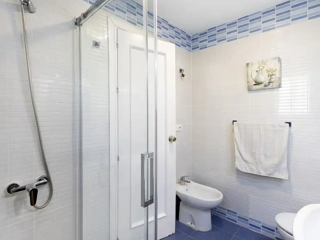 Badezimmer von Einfamilien-Reihenhaus zur Miete in El Puerto de Santa María mit Klimaanlage, Heizung und Privatgarten