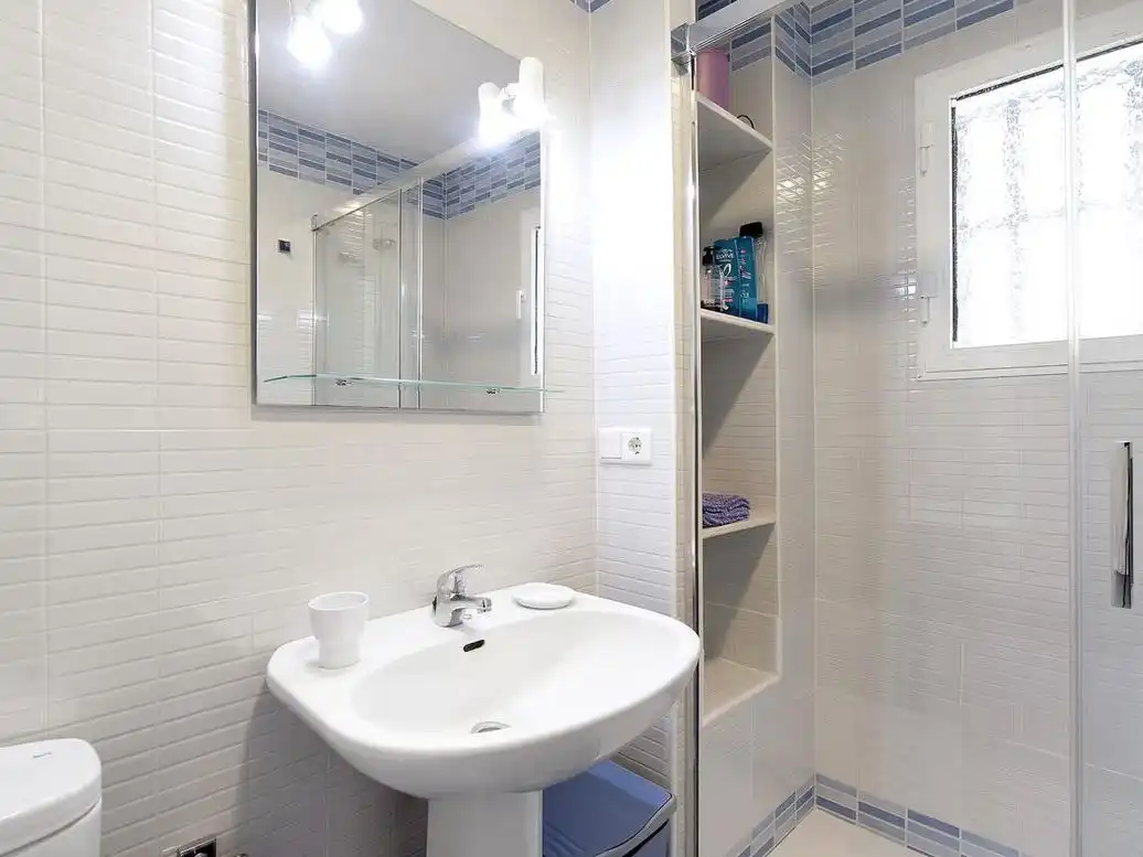 Badezimmer von Einfamilien-Reihenhaus zur Miete in El Puerto de Santa María mit Klimaanlage, Heizung und Privatgarten