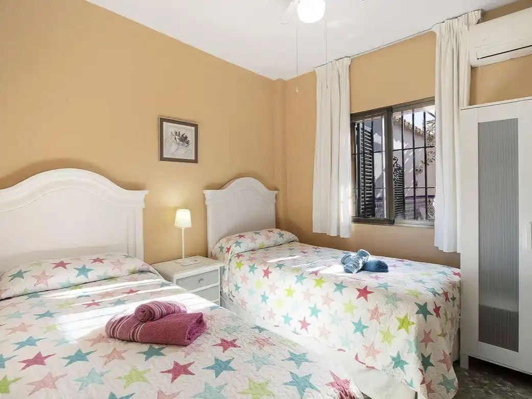 Schlafzimmer von Einfamilien-Reihenhaus zur Miete in El Puerto de Santa María mit Klimaanlage, Heizung und Privatgarten