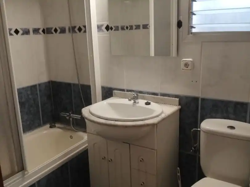 Piso de alquiler en Carrer del Cardenal Vera, 35, Sants Patrons Baño de Piso de alquiler en Alzira con Aire acondicionado y Amueblado