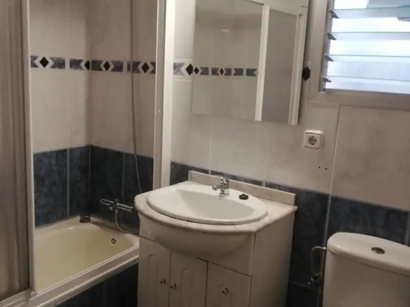 Piso de alquiler en Carrer del Cardenal Vera, 35, Sants Patrons Baño de Piso de alquiler en Alzira con Aire acondicionado y Amueblado