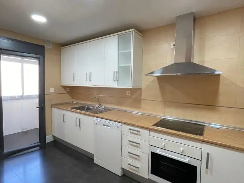 Piso de alquiler en Calle Emir, 1, Parque Lagos Cocina de Piso de alquiler en Granada con Aire acondicionado, Calefacción y Parquet