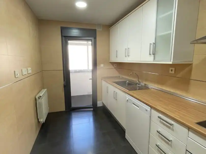 Piso de alquiler en Calle Emir, 1, Parque Lagos Cocina de Piso de alquiler en Granada con Aire acondicionado, Calefacción y Parquet