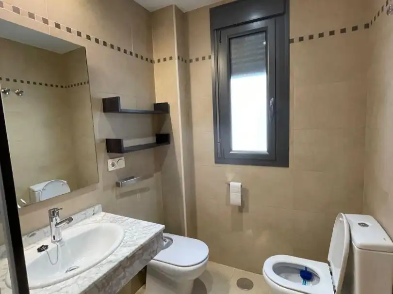 Piso de alquiler en Calle Emir, 1, Parque Lagos Baño de Piso de alquiler en Granada con Aire acondicionado, Calefacción y Parquet