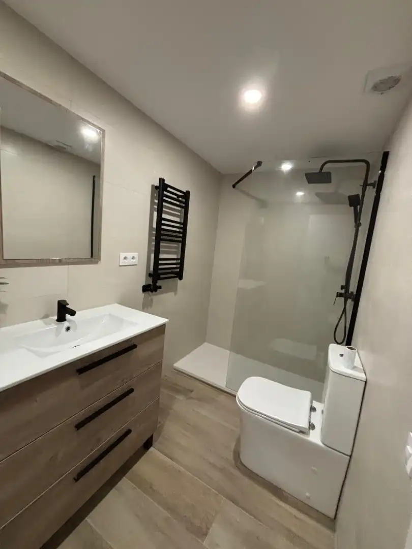Flat for rent in Carrer Reina Elisenda, 9, Morera Bathroom of Flat for rent in Badalona with Air Conditioner, Heating and Parquet flooring