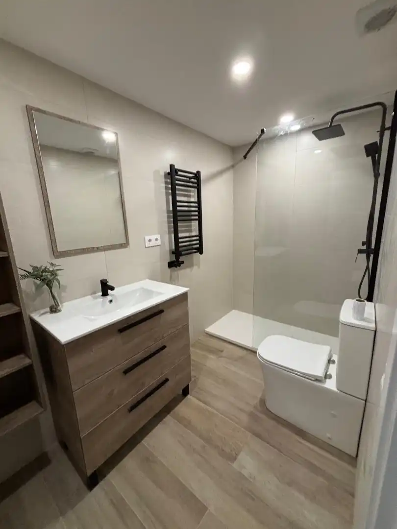 Flat for rent in Carrer Reina Elisenda, 9, Morera Bathroom of Flat for rent in Badalona with Air Conditioner, Heating and Parquet flooring