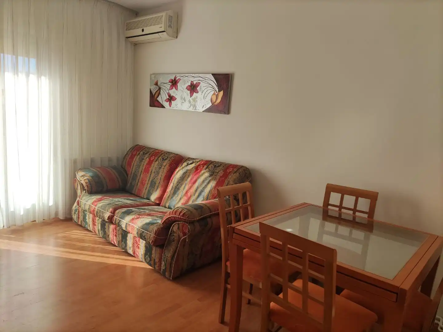 Flat for rent in Calle del Pinzón, 2, Vista Alegre Living room of Flat for rent in Madrid with Air Conditioner, Heating and Parquet flooring