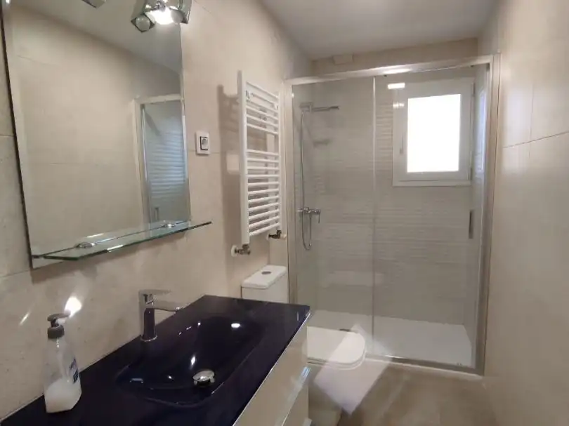 Flat for rent in Calle del Pinzón, 2, Vista Alegre Bathroom of Flat for rent in Madrid with Air Conditioner, Heating and Parquet flooring