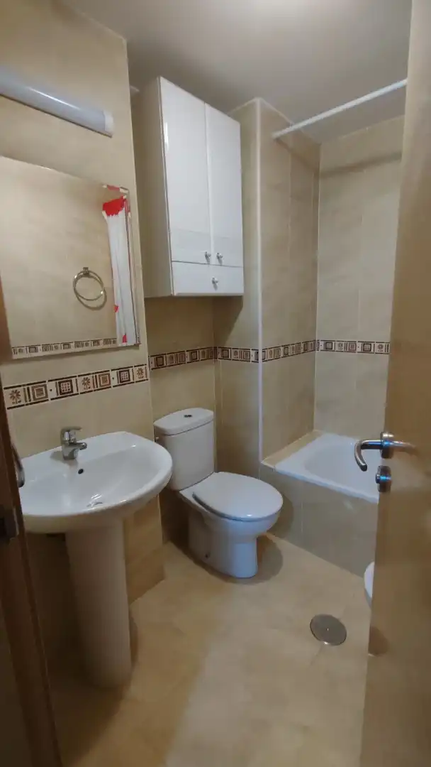 Apartments for rent in Calle de Matilde Hernández, 27, San Isidro Bathroom of Apartments for rent in Madrid with Heating, Private garden and Parquet flooring