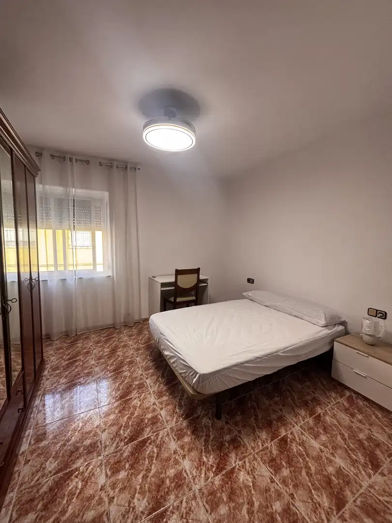 Casa adosada de lloguer a Calle San Lucas, 97, Santa Isabel Dormitori de Casa adosada de lloguer en Jaén amb Aire condicionat, Calefacció i Terrassa
