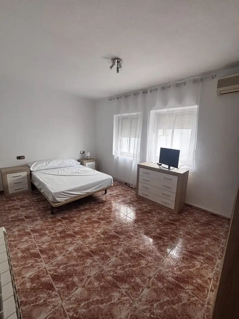 Casa adosada de lloguer a Calle San Lucas, 97, Santa Isabel Dormitori de Casa adosada de lloguer en Jaén amb Aire condicionat, Calefacció i Terrassa