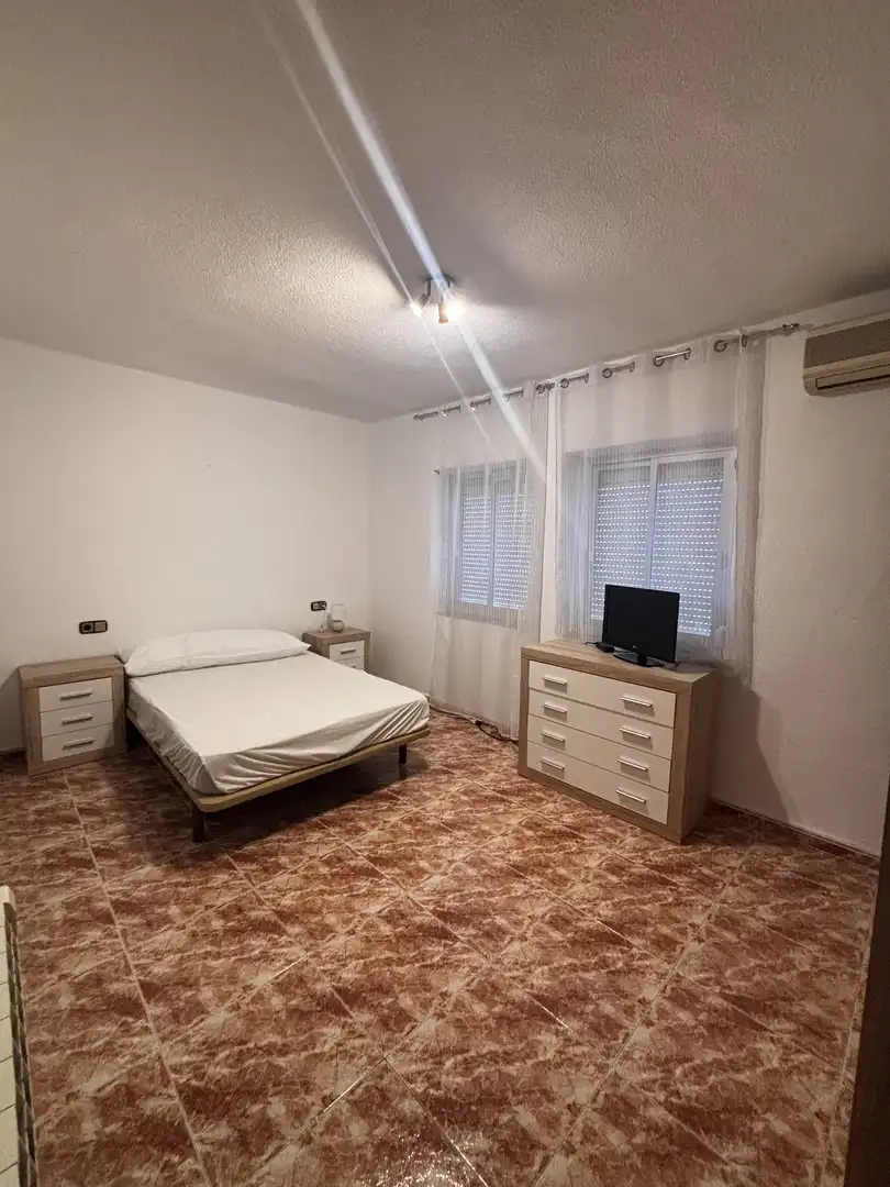 Casa adosada de lloguer a Calle San Lucas, 97, Santa Isabel Dormitori de Casa adosada de lloguer en Jaén amb Aire condicionat, Calefacció i Terrassa