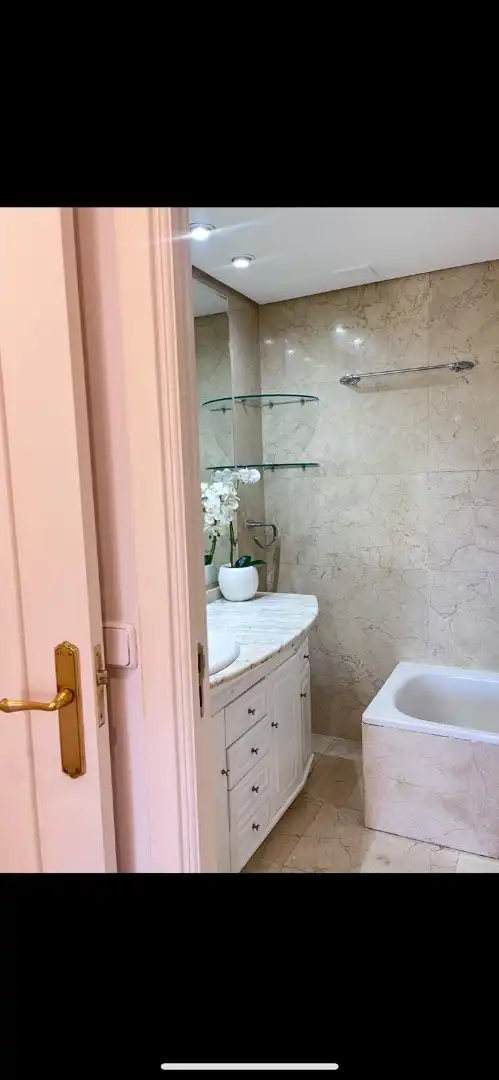 Flat for rent in Calle de Antonio López Aguado, 4, La Paz Bathroom of Flat for rent in Madrid with Heating, Private garden and Parquet flooring