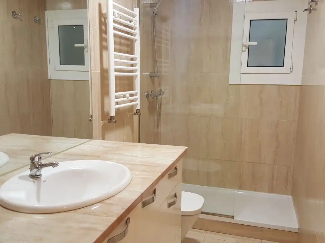 Piso en venta en Carrer de Lluís Castells, 28, Centre Baño de Piso en venta en Sant Boi de Llobregat con Aire acondicionado y Balcón