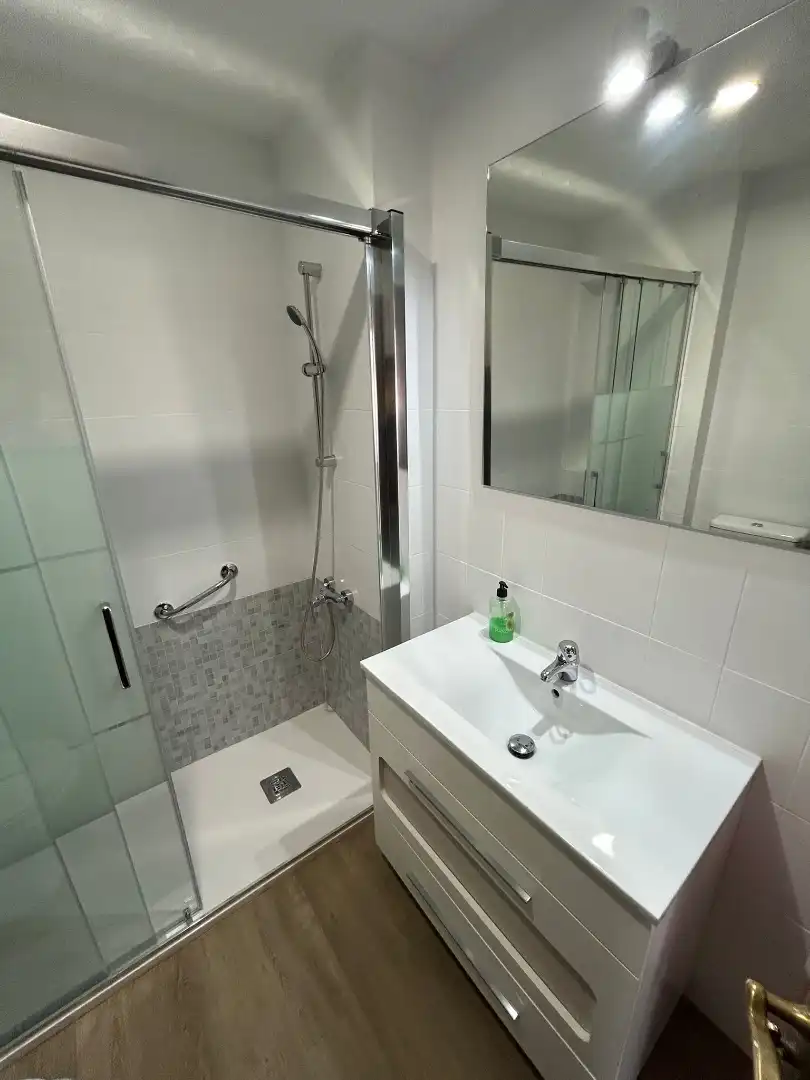 Habitación en Calle Torrelaguna, 21, Chorrillo Baño de Piso para compartir en Alcalá de Henares con Aire acondicionado, Calefacción y Parquet