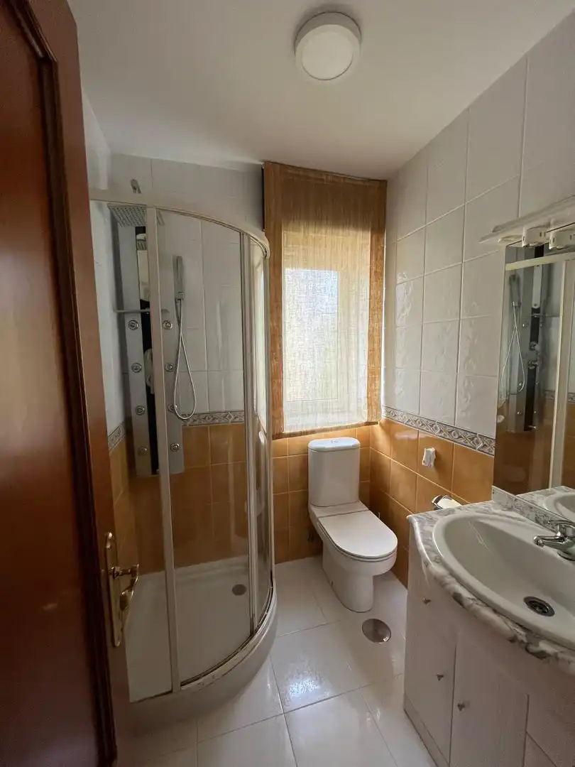 Flat for rent in Urbanización Monte Balado, 29, Brión Bathroom of Flat for rent in Brión with Heating, Private garden and Parquet flooring